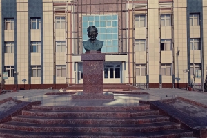 O'zbekiston Qahramoni Ibrayim Yusupov byusti va yodgorlik uchun poydevor